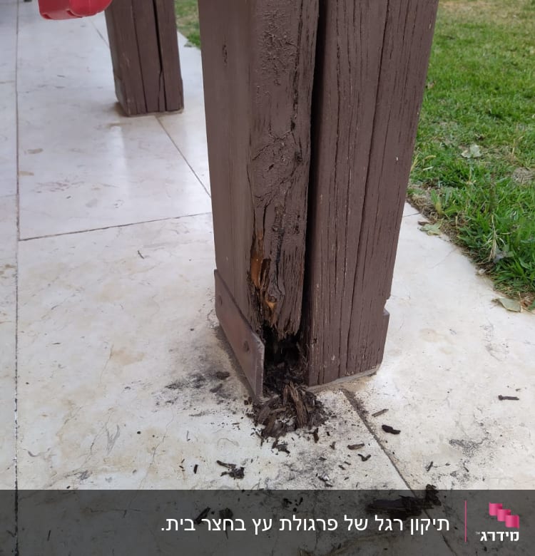 עמוד עץ פגום עם שבבים על הרצפה